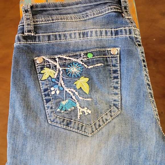 Grace in LA Distressed Blue Jeans with Floral Embroidery Size 29 - Picture 2 of 8